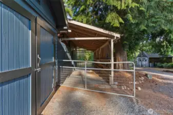 Multiple outbuildings and Horse Barn