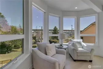 Unit B bow window design toward Ship Canal/Lake Union views.