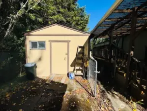 Shed space / front
