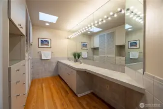 Primary bedroom en-suite bath w/double sinks & full wall vanity w/lots of counter space.