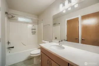 Main floor full bathroom