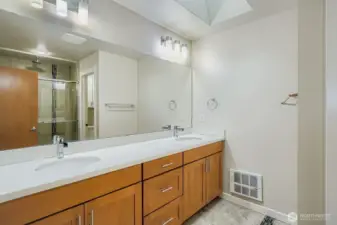 Primary bathroom w/ dual vanity
