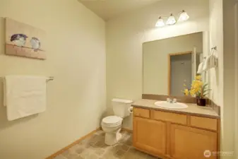 Full bath in hallway