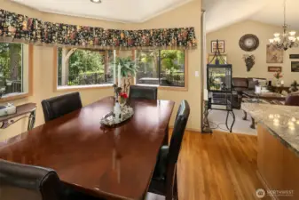 Eating Area - Room for a Crowd!