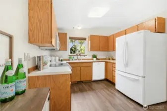 Oak cabinets and updated appliances