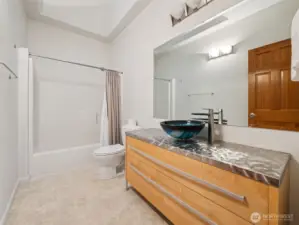 Full Guest Bathroom (on Main)