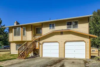 PERFECT THREE BEDROOM HOME IN EVERETT ON LARGE LOT.