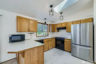 ATTRACTIVE KITCHEN WITH WELL DESIGNED MODERN LAYOUT.