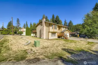 WIDE SIDE YARD – LARGE LOT – GOOD POTENTIAL FOR ADDITIONAL USE.