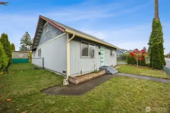 Spacious front yard.