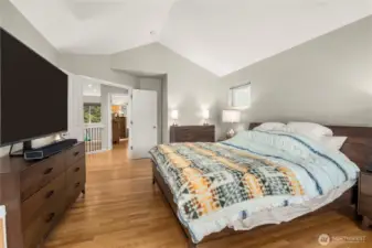 Primary en-suite - vaulted ceilings