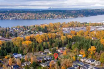 Centrally located to freeways, shopping and Lake Washington.