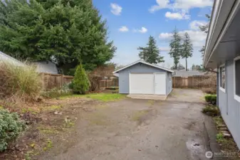 Detached garage/shop with subpanel. Fully-fenced and private