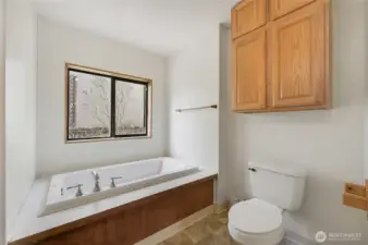 The soaking tub, a great place to soak away the stresses of the day. The good thing there is no stress from commuting, it is all on foot.