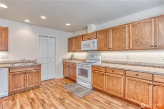 spacious kitchen w large pantry & tons of storage