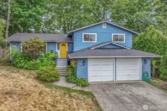 Welcome to this inviting Kingsgate home in Woodinville, set within the top-rated Northshore School District. The cheerful exterior with its welcoming front entry sets the tone for the comfortable living spaces that await inside.