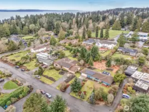 Minutes to the water