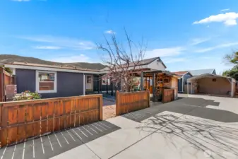 23 Hanna paved driveway