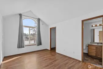 Primary Bed w/walk-in closet and primary bath