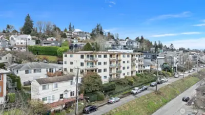 Discover urban living at its finest with this charming 1-bedroom condo in North Queen Anne.