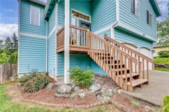 Very nicely appointed split level with great layout, nice size yard