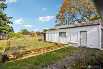 Huge Shop and garden bed