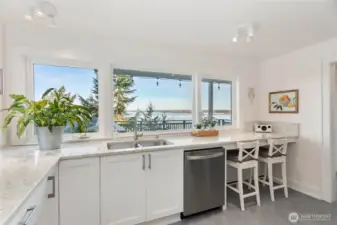 Kitchen with breakfast bar