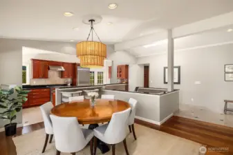 A cozy dinning area right off the kitchen.