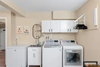 The laundry area is located next to the large flex-area.