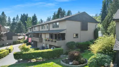 This end-unit is ideally located next to a landscaped area and has level driveway to the garage.