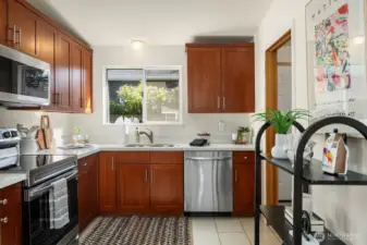 The kitchen has all new stainless steel appliances. The laundry room thorugh the door on the right has a brand new washer and dryer. Quartz countertops in the kitchen.