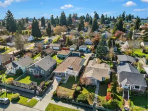 Tidy, cheery neighborhood with nice sidewalks and medians.
