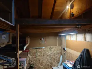 Back shop area with additional washer/dryer hook up