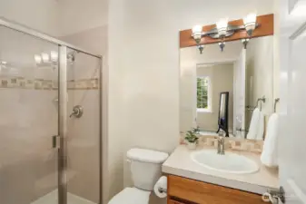 En-suite bath off the 2nd bedroom.