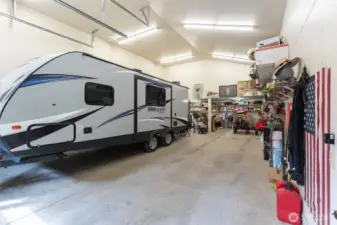 RV hookups & 220 power in attached 3 bay shop