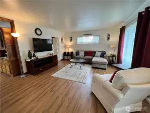 Bonus sitting room to the Left
