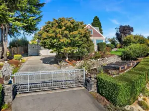 Lush gardens, gated grounds and privacy