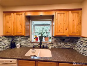 105 Timberline Dr, Castle Rock WA Updated kitchen, tile backsplash, appliances convey with home