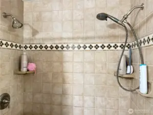 105 Timberline DR, Castle Rock WA Main bathroom large tile shower