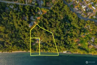 Approximate lot lines of the 2 waterfront parcels. The 2 homes are on the smaller parcel.