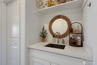 Wet bar area, great for entertaining.