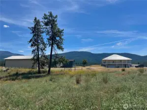 A short drive from public areas. Wide open sky for star-gazing.