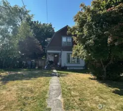 Cozy house! Old time charm! A large front yard!