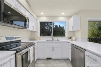New Kitchen cabinets,  granite tops and flooring!