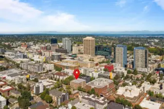 Easy access to the new Light Rail station, Burke-Gilman Trail, and nearby parks for outdoor recreation.