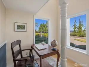 Cozy Den/Office space off Entry.