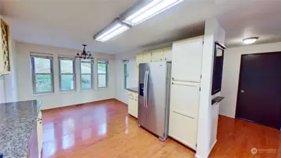 Kitchen w/no staging