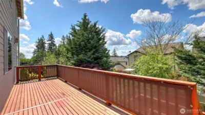 Spacious Deck off main floor!