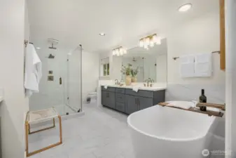 Spa-inspired 5-piece bath in Primary Suite