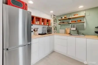 Full kitchen.